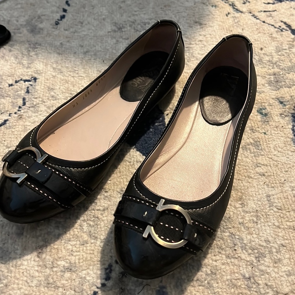 AUTHENTIC Salvatore Ferragamo Leather Flats w/ shoe bag
